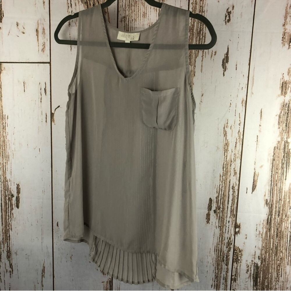 Olive & Oak, Sheer Sleeveless Blouse, Size Medium. In excellent condition!